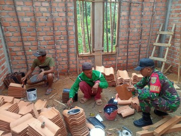 Sambil Menyapa para pekerja Bangunan, Babinsa melaksanakan giat komsos