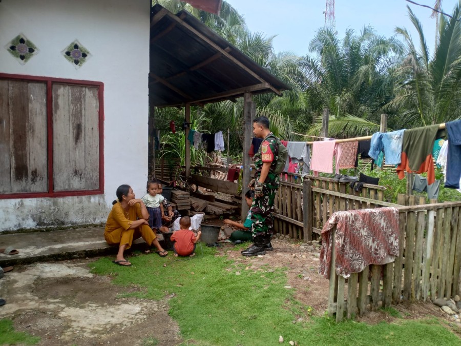 Babinsa melaksanakan kegiatan komsos di Desa binaan, komsos ini bertujuan agar silaturahmi terjaga dan tetap kompak