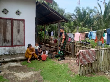 Babinsa melaksanakan kegiatan komsos di Desa binaan, komsos ini bertujuan agar silaturahmi terjaga dan tetap kompak