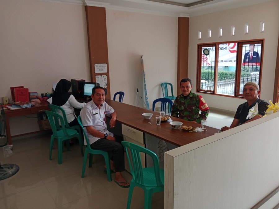 Babinsa Koramil 406-08/Lubuklinggau Serka Ari Melaksanakan Komsos Di wilayah Binaan.