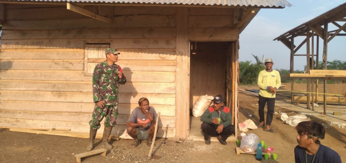 Melalui Komsos, Babinsa Semangus lama Berikan Himbauan Kamtibmas di Wilayah Binaan