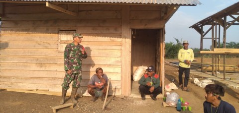 Melalui Komsos, Babinsa Semangus lama Berikan Himbauan Kamtibmas di Wilayah Binaan