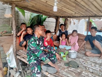 Tugas Rutin Babinsa. Serka bambang Babinsa Koramil 406-09/Terawas Melaksanakan Komsos Di Wilayah Binaan.