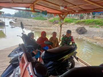 Cuaca cerah dan senyum Ke Akraban bersama ibu-ibu warga Desa Binaan, Babinsa Melaksanakan kegiatan Komsos