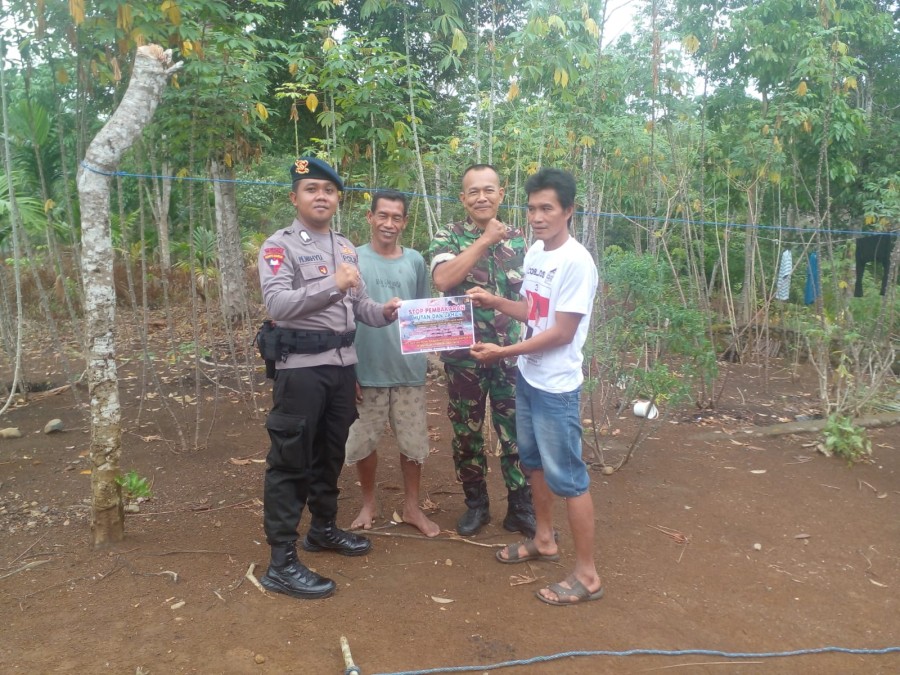 Cegah Dini Dan Deteksi Dini Babinsa Koramil 406-08/Lubuklinggau Serka Yudi Santoso Melaksanakan Patroli Karhutla Di Wilayah Binaan