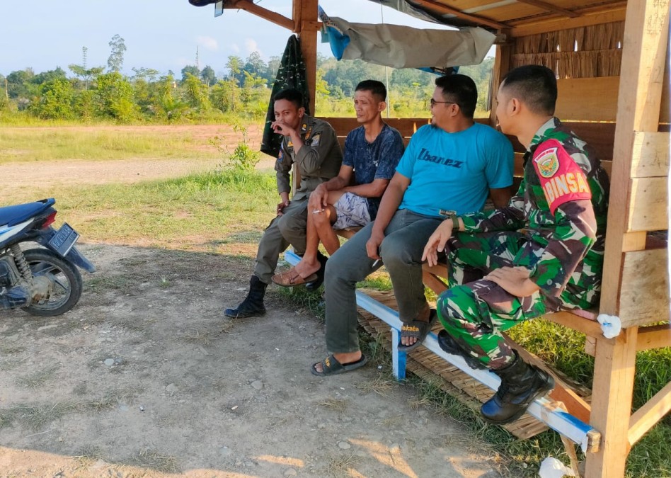 Hampiri Warga Binaan sedang santai, Babinsa melaksanakan giat komsos