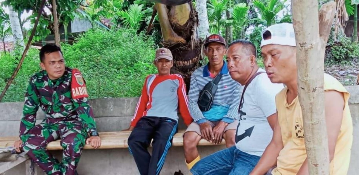 Babinsa melaksanakan komsos di desa binaan membahas Tingkatkan Kerjasama Yang Baik