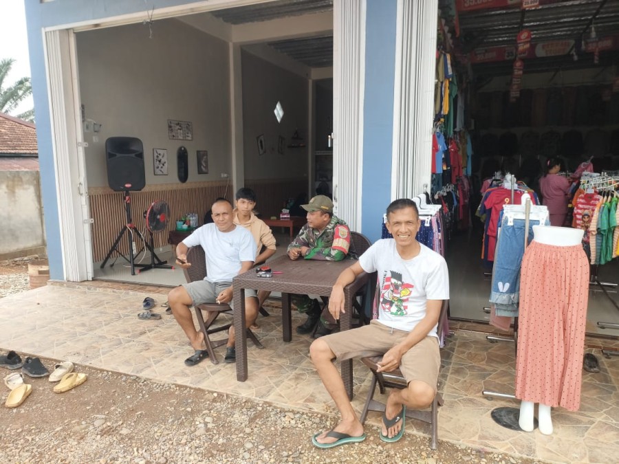 Komsos Dengan Warga, Babinsa Koramil juga Rutin Pantau Wilayah Binaan