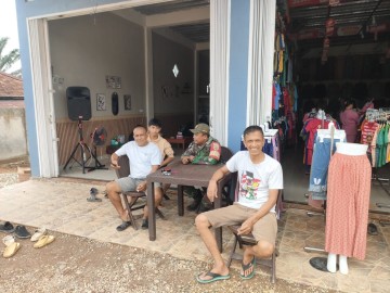 Komsos Dengan Warga, Babinsa Koramil juga Rutin Pantau Wilayah Binaan