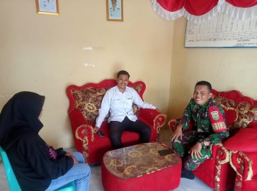 Jalani silaturahmi dan keakraban dengan warga Desa Binaan, Babinsa menyapa para pekerja melaksanakan giat Komsos