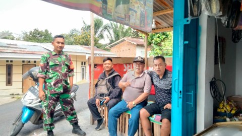 Tugas Rutin Babinsa. Koptu Evi Chandra Babinsa Koramil 406-08/Lubuk Linggau Melaksanakan Komsos Di Wilayah Binaan.