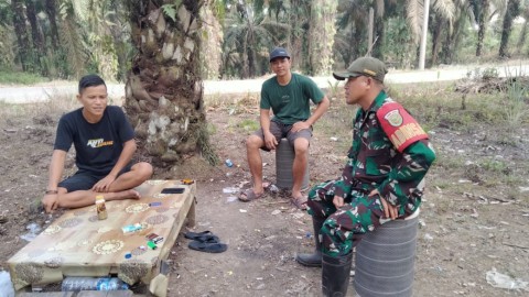 Babinsa komsos dengan warga dan pantau wilayah Binaan