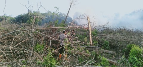 Babinsa Koramil 406-04/Muara Lakitan dan Tim Satgas Kebakaran Terjun ke Lapangan untuk Padamkan Api di Desa Semangus Lama