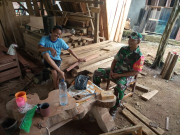 Babinsa Koramil 07/Jayaloka Jalin Komsos dan Ingatkan Kamtibmas di Desa Kertosono