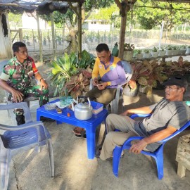 Jalin hubungan kerja yang baik Serda Mardian sambangi tokoh masyarakat di wilayah binaan