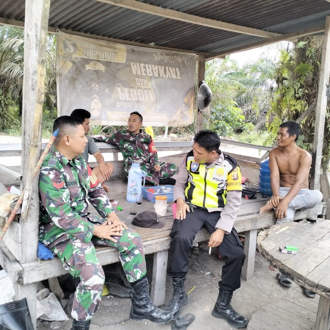 Cuaca mendung Babinsa tetap semangat Melaksanakan kegiatan Komsos Bersama Warga Binaan