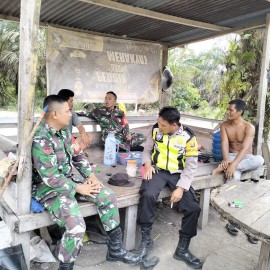 Cuaca mendung Babinsa tetap semangat Melaksanakan kegiatan Komsos Bersama Warga Binaan