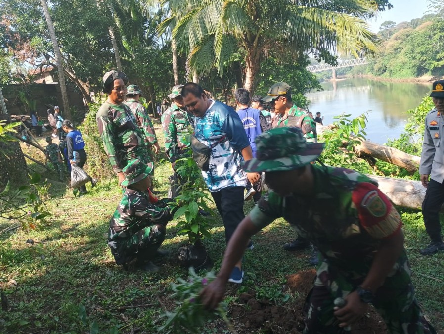 Koramil 406-05 Muara Kelingi Gelar Karya Bhakti Pembersihan Bantaran Sungai Kelingi dan Penanaman Pohon Dalam Rangka HUT TNI Ke 79