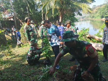 Koramil 406-05 Muara Kelingi Gelar Karya Bhakti Pembersihan Bantaran Sungai Kelingi dan Penanaman Pohon Dalam Rangka HUT TNI Ke 79