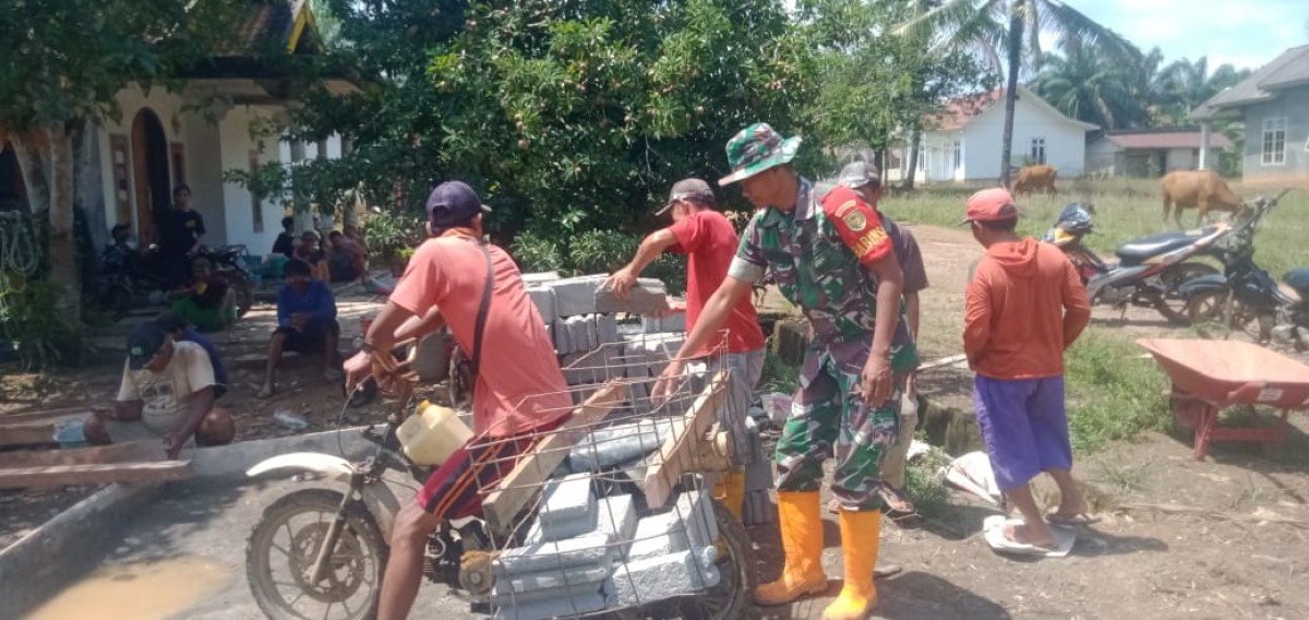 Wujudkan Kemanunggalan TNI Dan Rakyat Babinsa Koramil 406-05/Muara Kelingi Gotong Royong Bersama Warga