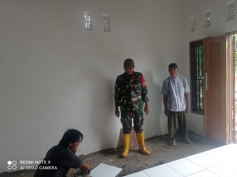 Menghampiri para pekerja bangunan di Desa binaan, Babinsa melaksanakan giat komsos