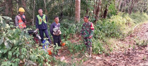 Koptu Tri Ariyanto Bersama Masyarakat Lakukan Patroli Kebakaran Hutan dan Lahan di Desa Donorejo