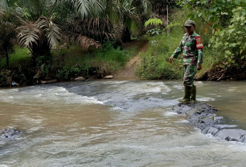Pemantauan Arus Sungai oleh Babinsa Koramil 406-10/Linggau Timur