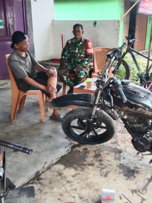 Tingkatkan Pembinaan Teritorial Babinsa Koramil 406-10/LT Melaksanakan Komunikasi Sosial Bersama Warga