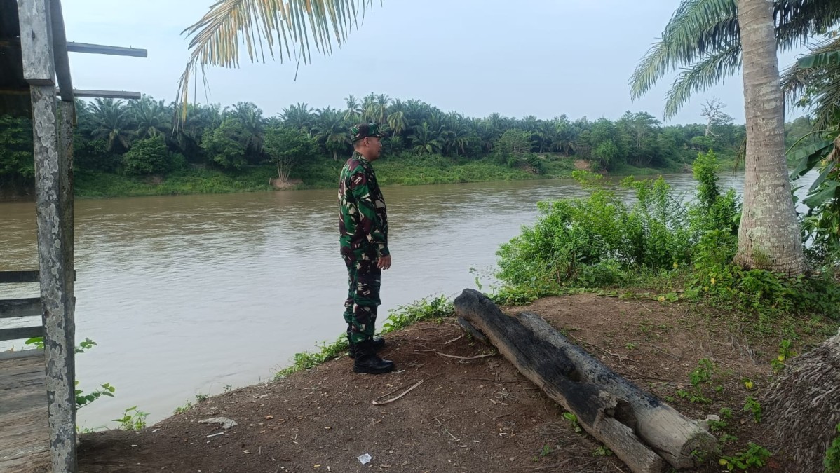 Cegah Terjadinya Banjir, Babinsa Koramil 07/Jayaloka Rutin Lakukan Pengecekan Debit Air Sungai Temelat