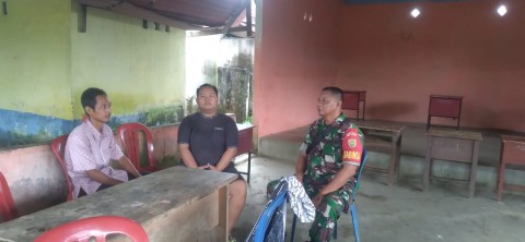 Babinsa Koramil 406-07/Jayaloka Sertu Abdul Rohim Lakukan Komsos dengan Kepala Dusun Desa Sukarena Bahas Keamanan Lingkungan