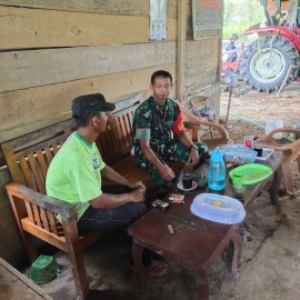 Serda Mardian Babinsa Koramil 406-07/Jayaloka Jalin Komsos dengan Tokoh Pemuda di Desa Yuda Karya Bakti