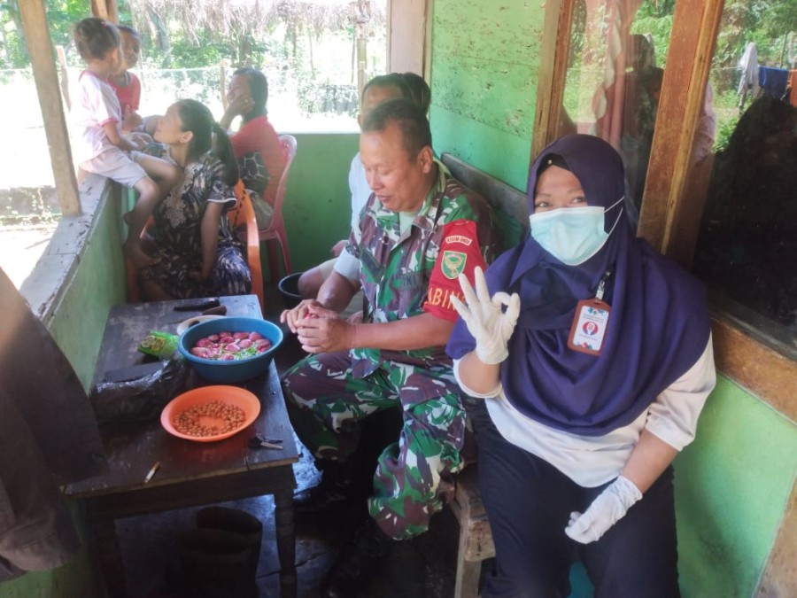 Babinsa Koramil 406-07/Jayaloka Sertu Rudi Hartono Jalin Komsos dengan Ibu-Ibu PKK di Desa Ngestiboga 1