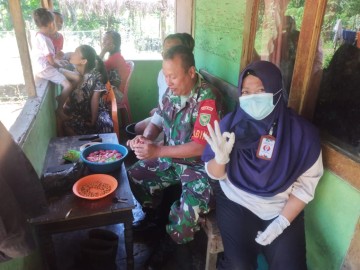 Babinsa Koramil 406-07/Jayaloka Sertu Rudi Hartono Jalin Komsos dengan Ibu-Ibu PKK di Desa Ngestiboga 1
