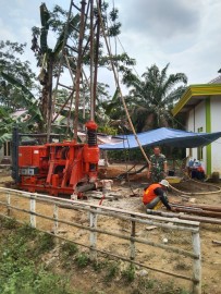 Babinsa Koramil 406-05/Muara Kelingi Melaksanakan Pengecekan Galian Sumur Bor di Dusun 7 Sungai Kerambil