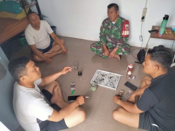 Babinsa Koramil 406-02/Rawas Ilir Laksanakan Giat Komsos Bersama Warga Desa Karang Dapo 1