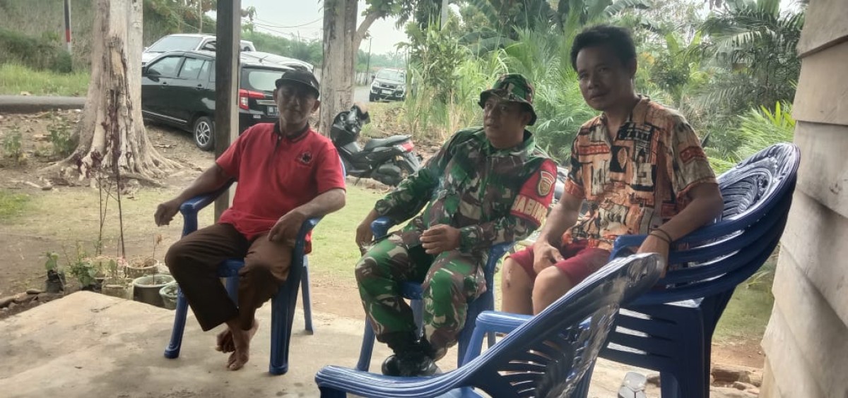 Prajurit TNI Patroli dan Laksanakan Komsos di Desa Binaan
