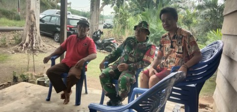 Prajurit TNI Patroli dan Laksanakan Komsos di Desa Binaan