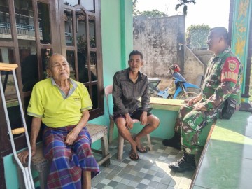 Babinsa Koramil 406-05/Muara Kelingi Serda Rama Doni Kunjungi Bapak Husni untuk Tingkatkan Silaturahmi