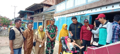 Bentuk kepedulian, Babinsa Dampingi Dinsos dan Kemensos Membagikan Alat Bantu penyandang Disabilitas