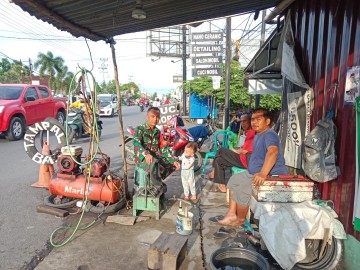 Babinsa Koramil 10/LT Serda Rohmadi Jalin Komsos dengan Pengusaha Bengkel di Kelurahan Moneng Sempati, Kecamatan Lubuklinggau Selatan II