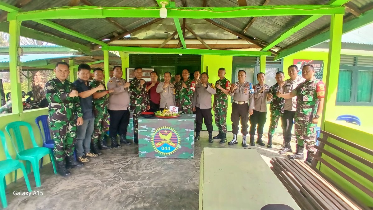 Polsek Muara Kelingi Berikan Nasi Tumpeng sebagai Ucapan Selamat HUT TNI