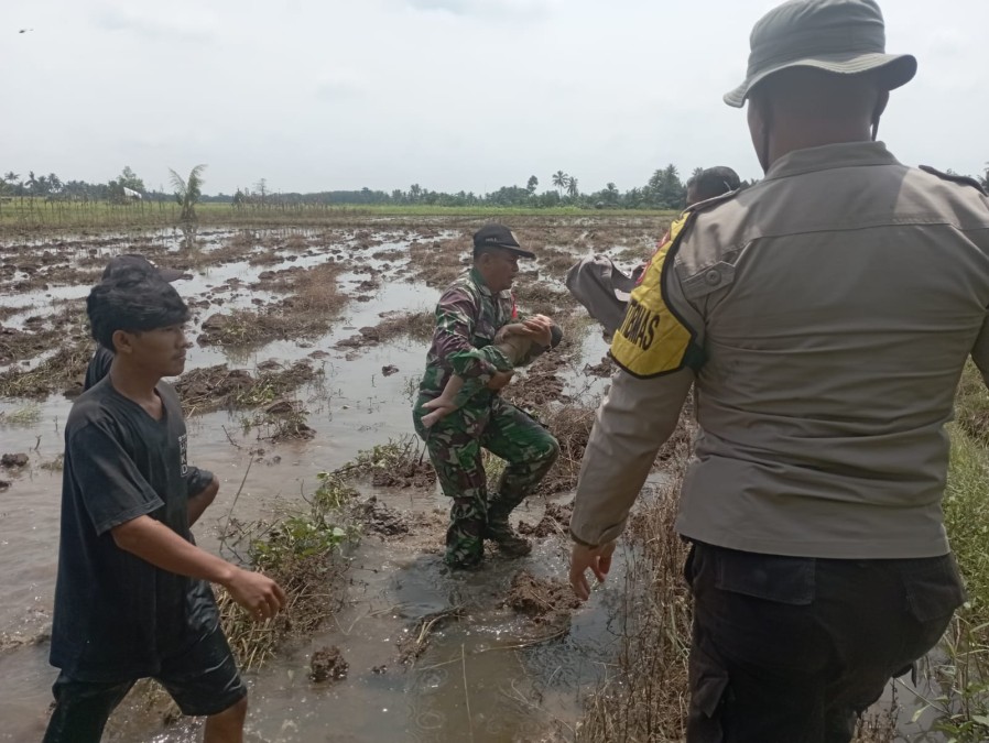 Gerak cepat babinsa Koramil 406-06/Tugumulyo Bantu Evakuasi Mayat Balita yang Tenggelam di Desa Air Lesing