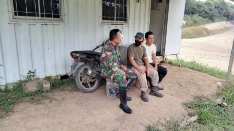 Babinsa Koramil 406-02/Rawas ilir Laksanakan Komsos Mengingatkan Warga Hadapi Musim Hujan