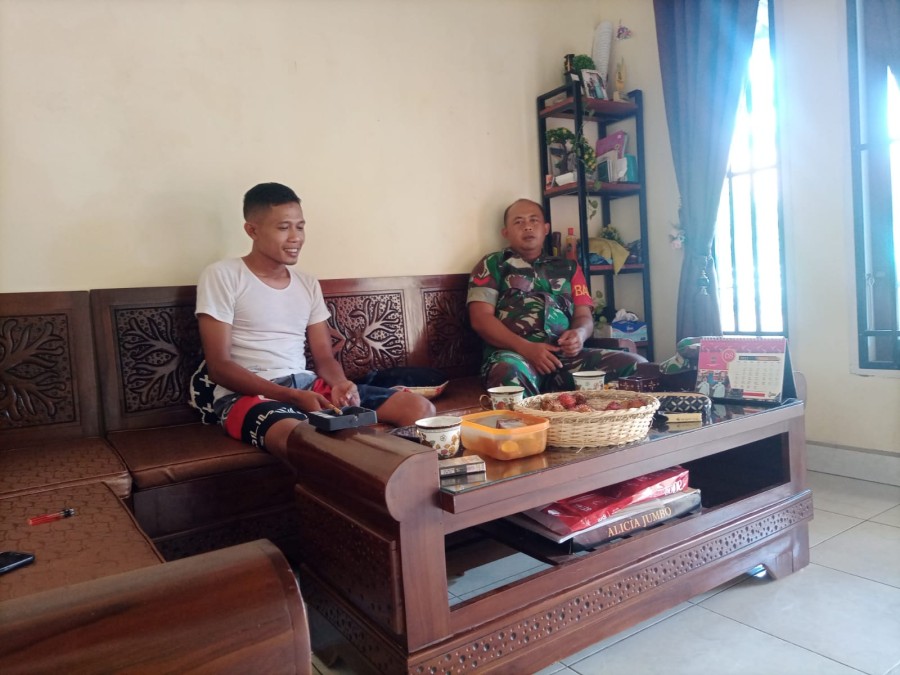 Babinsa Koramil 406-07/Jayaloka Jalin Komsos Bersama Tokoh Pemuda Desa Kertosono