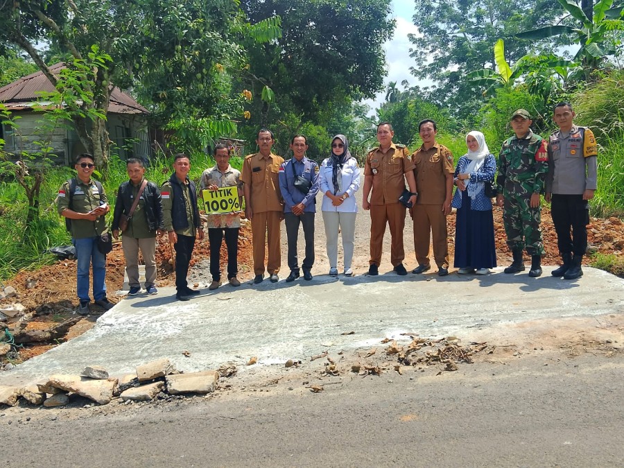 Rampung Pembangunan Infrastruktur di Desa Darma Sakti Babinsa Koramil 406-05/Muara Kelingi Hadiri Kegiatan Titik 100%