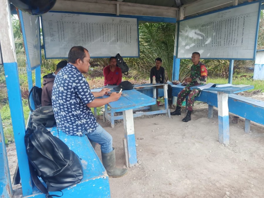 Babinsa Koramil 406-03/Muara Rupit Laksanakan Komsos di Desa Lawang Agung