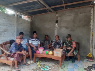 Babinsa Koramil 406-01/Rawas Ulu Laksanakan Komsos Tentang Kebersihan Lingkungan di Desa Sungai Kijang