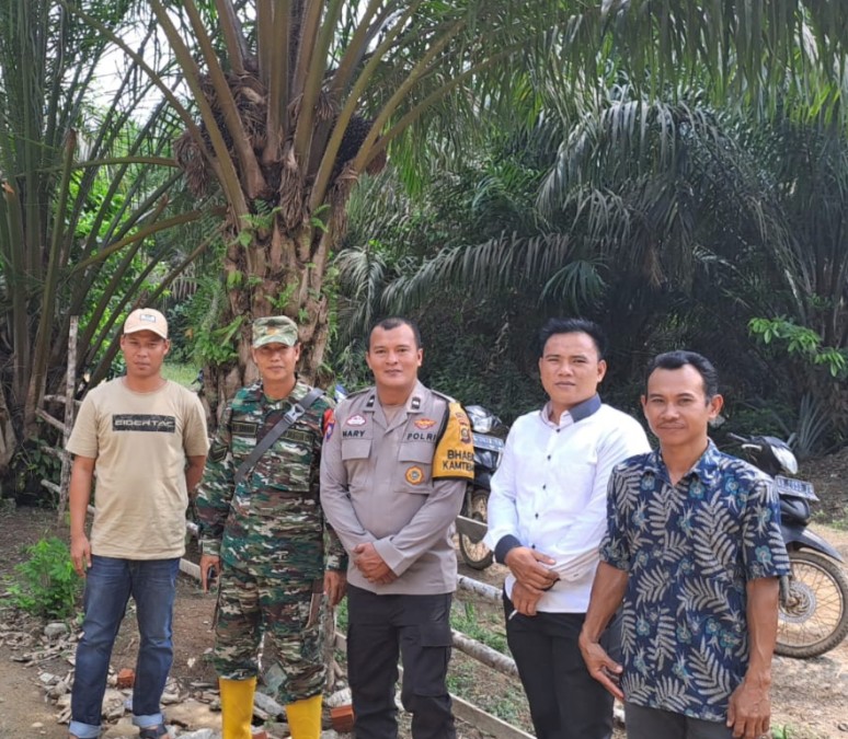 Babinsa Koramil 406-04/Muara Lakitan dan Bhabinkamtibmas Laksanakan Silaturahmi Bersama Masyarakat Desa Bumi Makmur