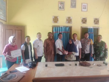 Sertu Rustan Babinsa Koramil 406-05/Muara Kelingi Hadiri Kegiatan Penyaluran BLT dan Titik Nol Pembangunan Drainase