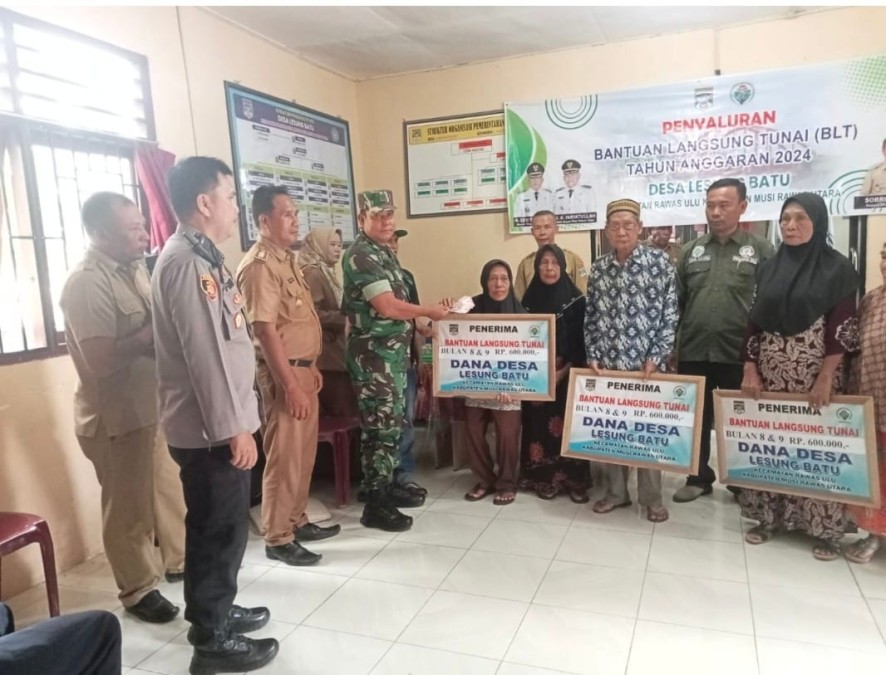 Babinsa Koramil 406-01/Rawas Ulu Melaksanakan Penyaluran BLT di Desa Lesung Batu